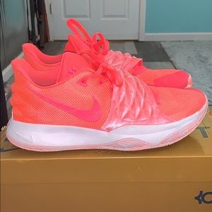 Nike Kyrie Low “hot punch”